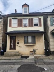 38 Fox St, Phillipsburg Town, NJ 08865