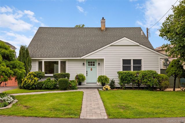 12 Bayview Avenue, Islip, NY 11751