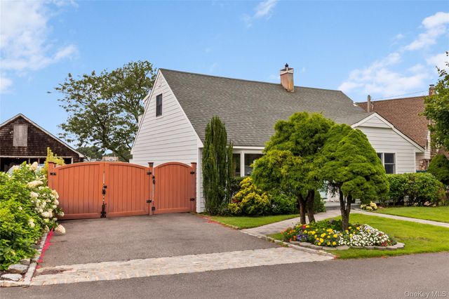 12 Bayview Avenue, Islip, NY 11751