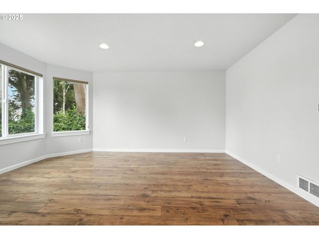804 E 4TH St, Tillamook, OR 97141
