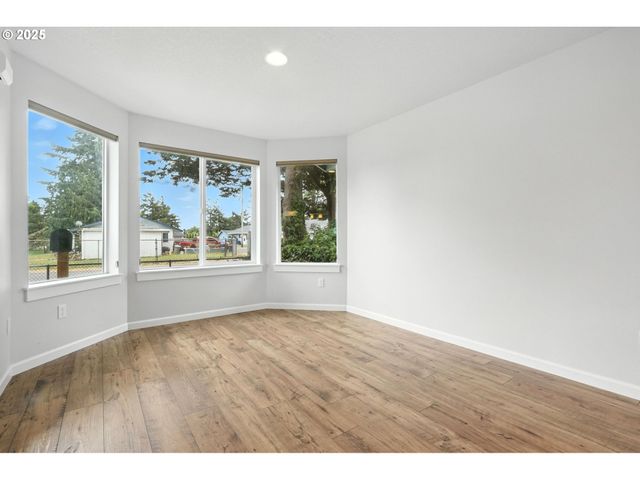 804 E 4TH St, Tillamook, OR 97141