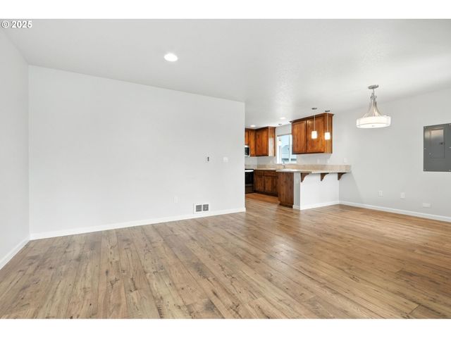804 E 4TH St, Tillamook, OR 97141