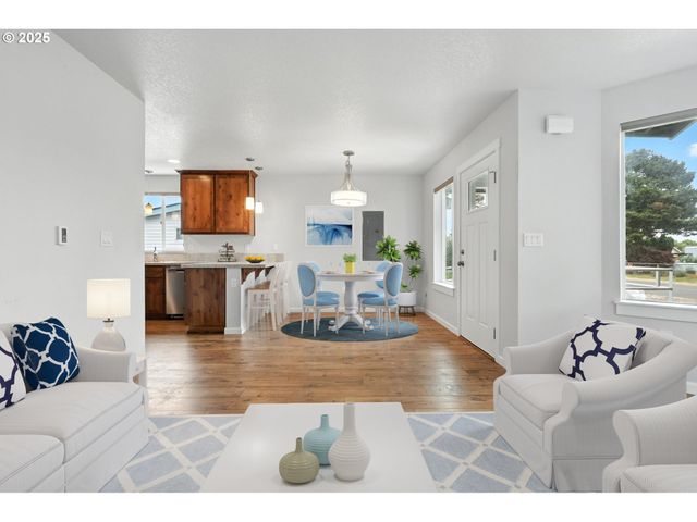 804 E 4TH St, Tillamook, OR 97141