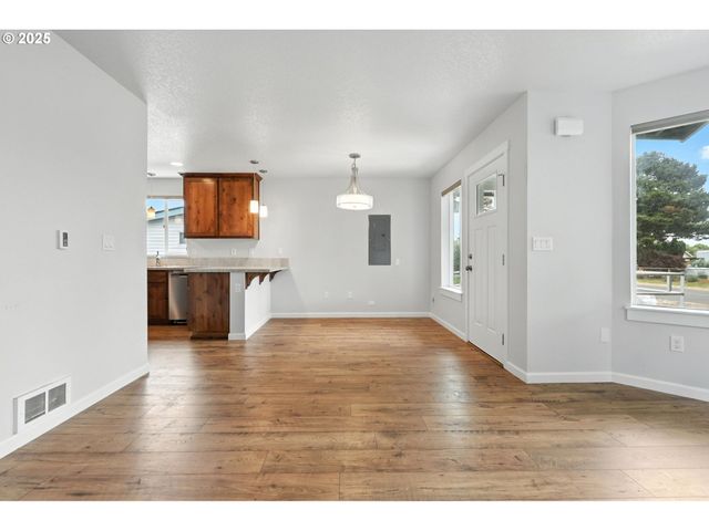 804 E 4TH St, Tillamook, OR 97141