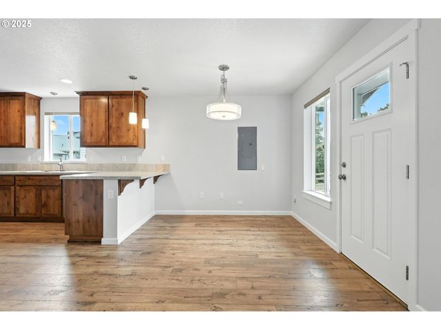 804 E 4TH St, Tillamook, OR 97141