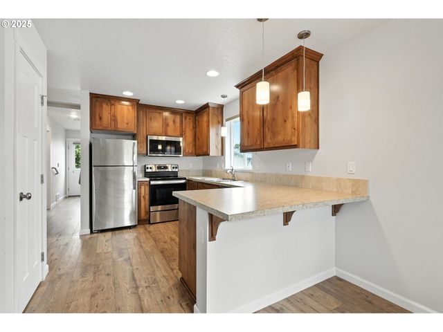 804 E 4TH St, Tillamook, OR 97141