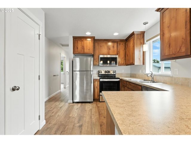 804 E 4TH St, Tillamook, OR 97141