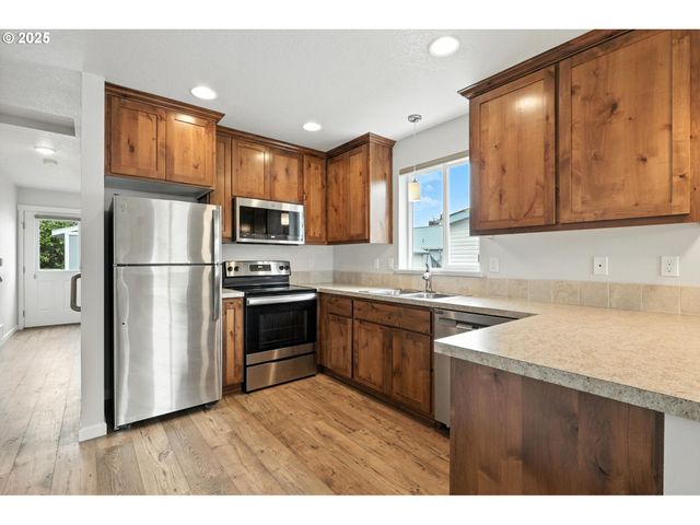 804 E 4TH St, Tillamook, OR 97141