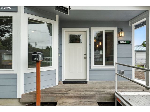 804 E 4TH St, Tillamook, OR 97141