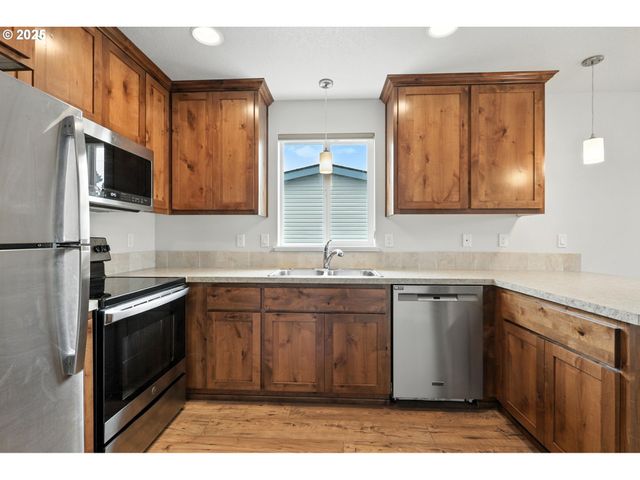 804 E 4TH St, Tillamook, OR 97141