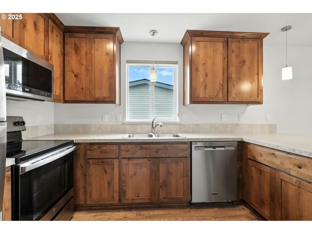 804 E 4TH St, Tillamook, OR 97141