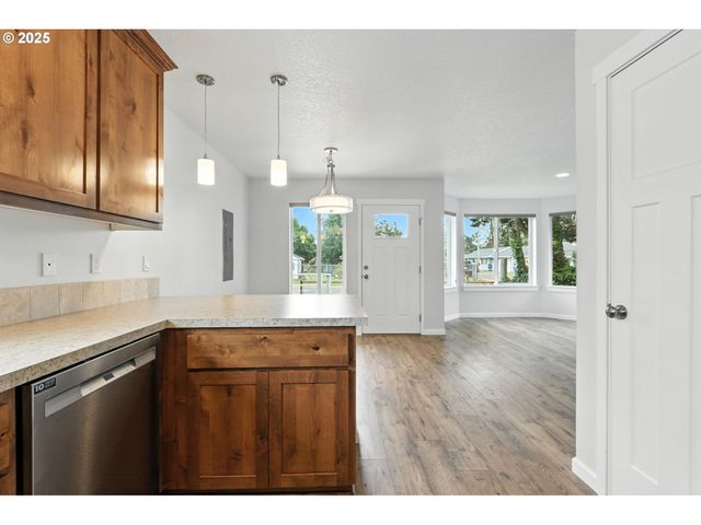 804 E 4TH St, Tillamook, OR 97141