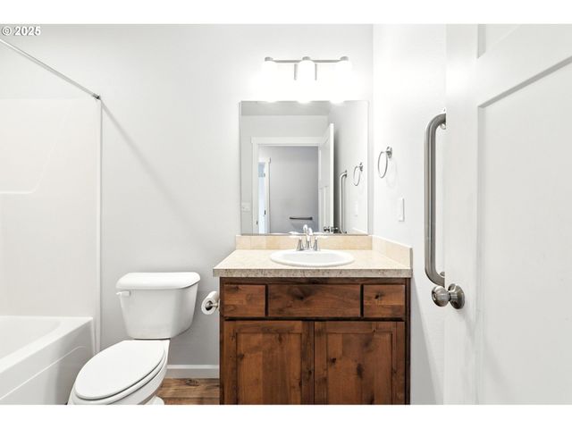 804 E 4TH St, Tillamook, OR 97141
