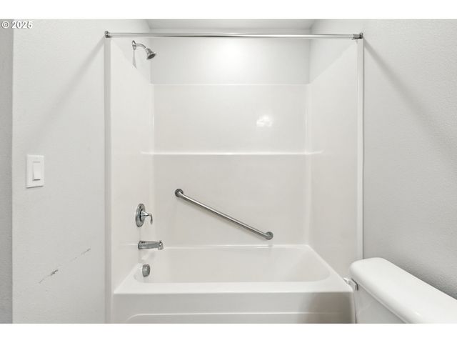 804 E 4TH St, Tillamook, OR 97141