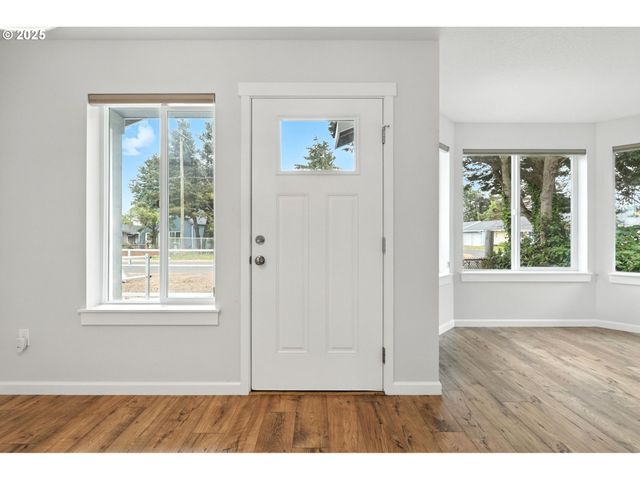 804 E 4TH St, Tillamook, OR 97141