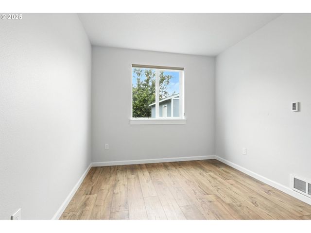 804 E 4TH St, Tillamook, OR 97141