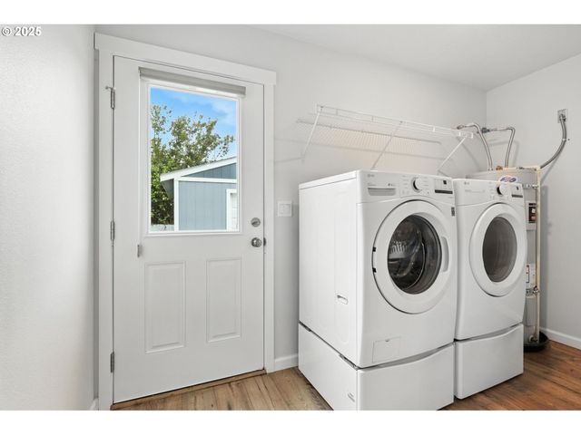 804 E 4TH St, Tillamook, OR 97141