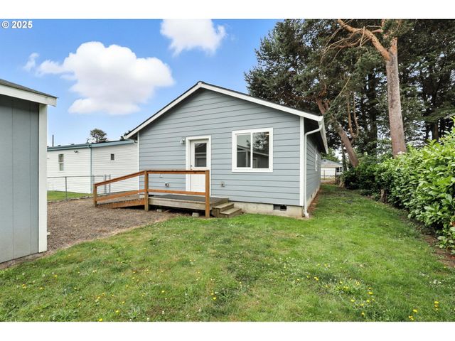 804 E 4TH St, Tillamook, OR 97141