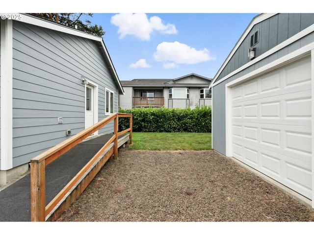 804 E 4TH St, Tillamook, OR 97141