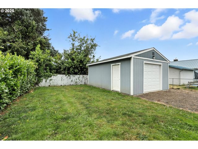 804 E 4TH St, Tillamook, OR 97141