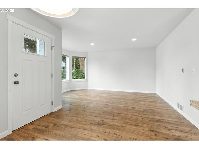 804 E 4TH St, Tillamook, OR 97141