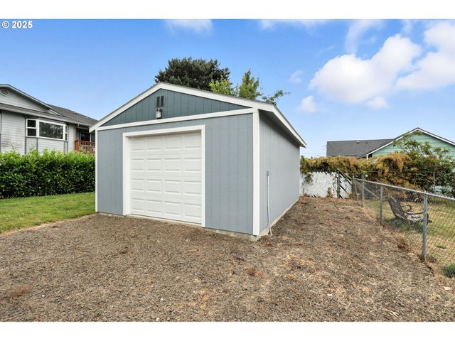 804 E 4TH St, Tillamook, OR 97141