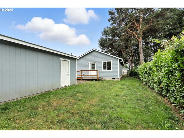 804 E 4TH St, Tillamook, OR 97141