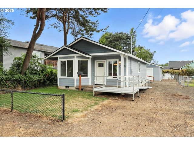 804 E 4TH St, Tillamook, OR 97141