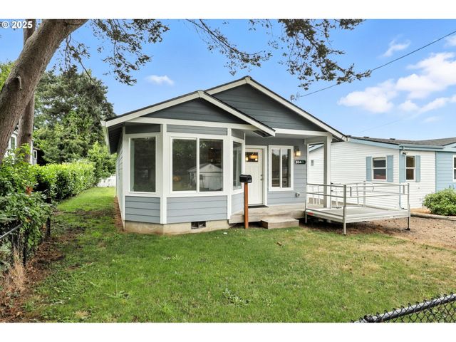 804 E 4TH St, Tillamook, OR 97141