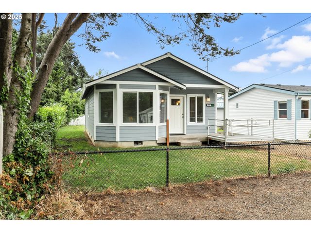 804 E 4TH St, Tillamook, OR 97141
