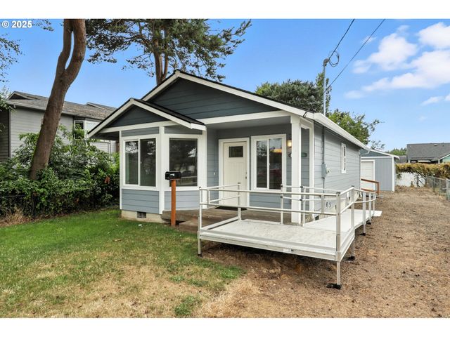 804 E 4TH St, Tillamook, OR 97141