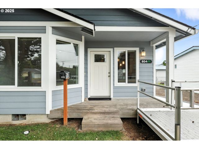 804 E 4TH St, Tillamook, OR 97141
