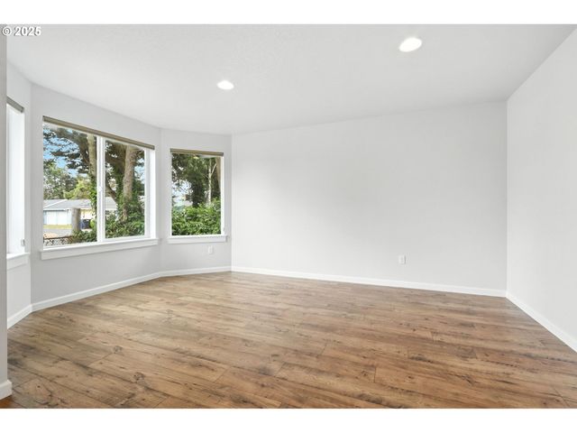 804 E 4TH St, Tillamook, OR 97141