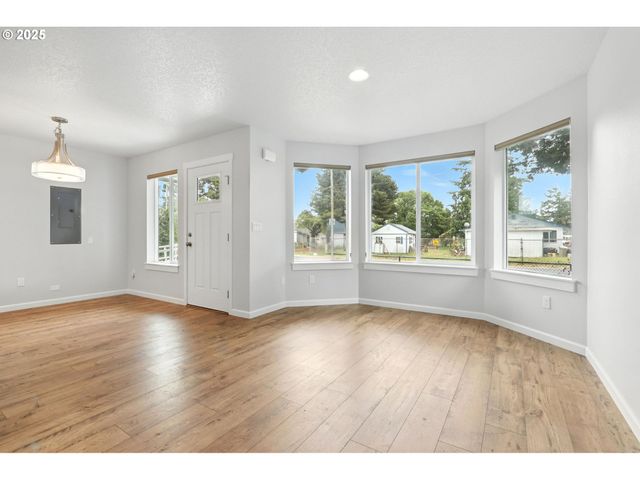 804 E 4TH St, Tillamook, OR 97141