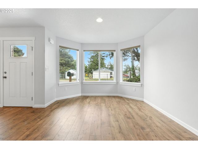 804 E 4TH St, Tillamook, OR 97141