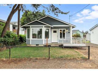 804 E 4TH St, Tillamook, OR 97141