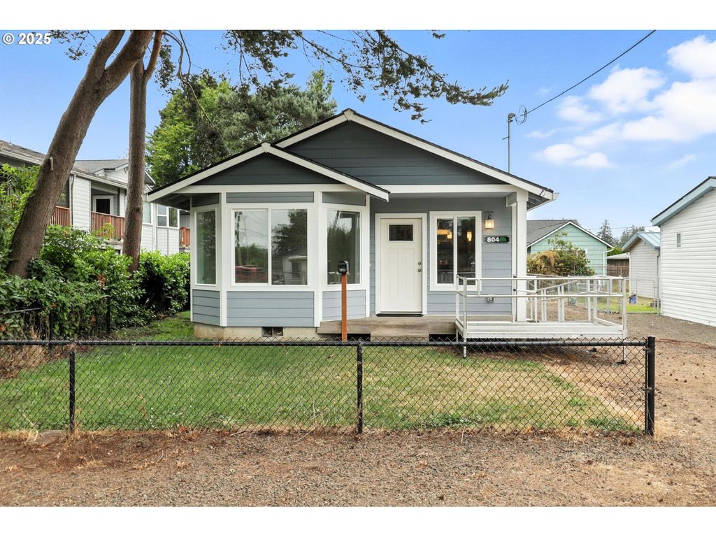 804 E 4TH St, Tillamook, OR 97141