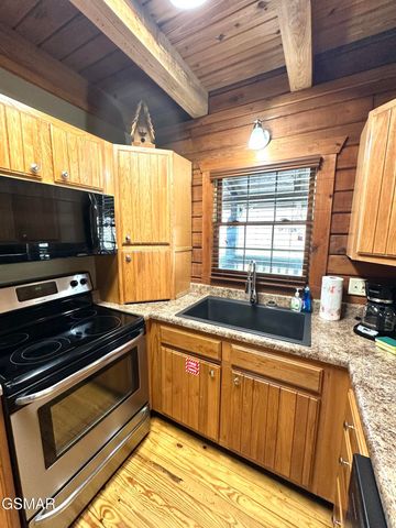 210 S Smoky Mountain Way, Sevierville, TN 37876