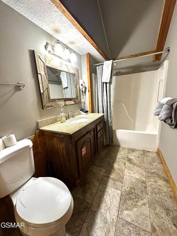 210 S Smoky Mountain Way, Sevierville, TN 37876
