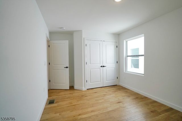 728 Seaport Dr, Elizabeth City, NJ 07201