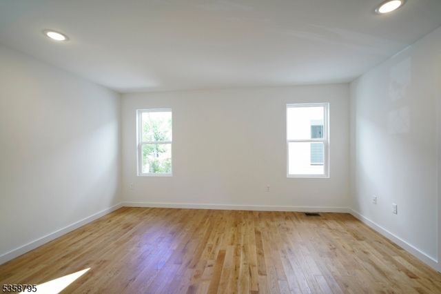 728 Seaport Dr, Elizabeth City, NJ 07201