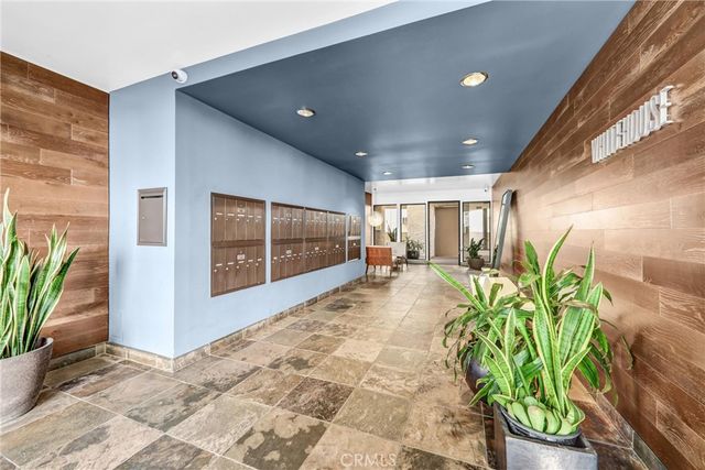 8400 De Longpre 212, West Hollywood, CA 90069