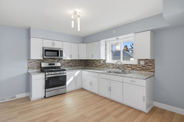 534 Desmond Drive, Woodstock, IL 60098