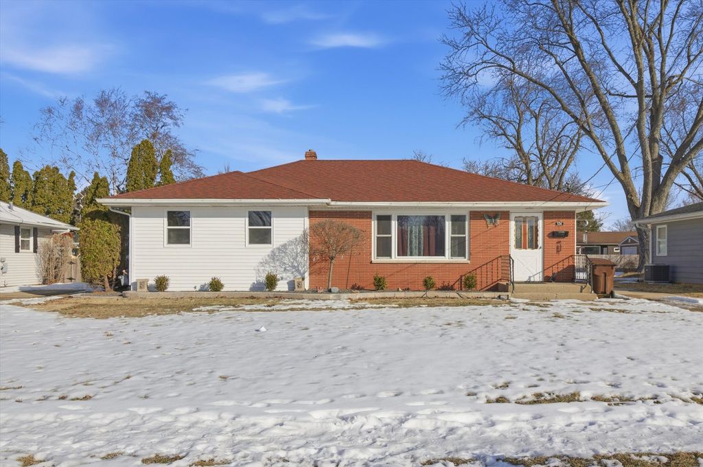 534 Desmond Drive, Woodstock, IL 60098
