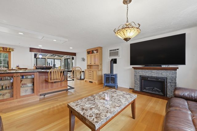 128 Derby St, Worcester, MA 01604