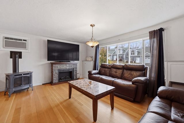 128 Derby St, Worcester, MA 01604