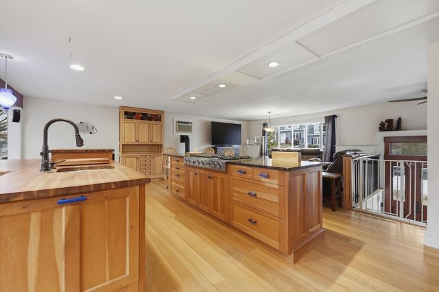 128 Derby St, Worcester, MA 01604