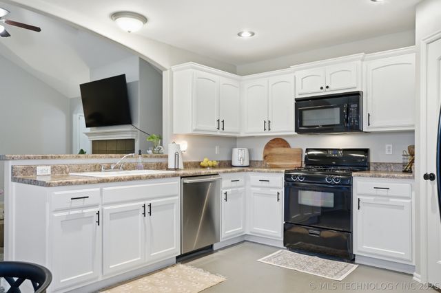 10324 S Olmsted Place, Jenks, OK 74037
