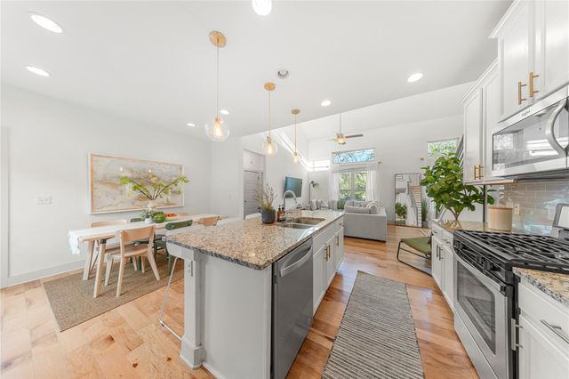 808 Cottage Bank TRL 14, Austin, TX 78748