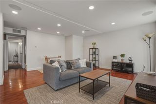 6151 Reseda Boulevard 13, Tarzana, CA 91335